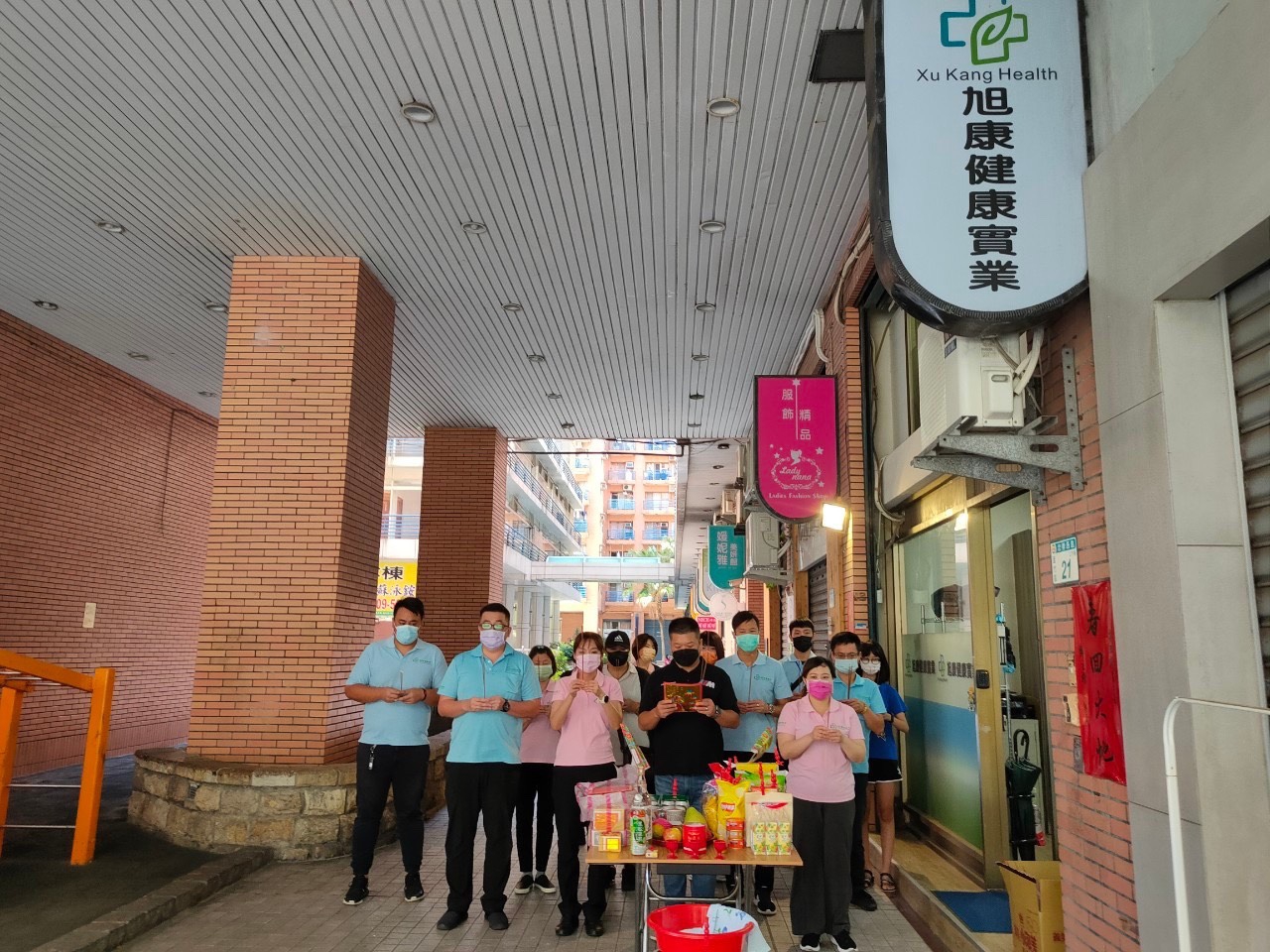 2021中元普渡：『旭康』與同仁們在疫情下的中元普渡，祈求疫情儘早結束回復成正常生活，也希望不同世界的彼此都能和平共處、平安順利。